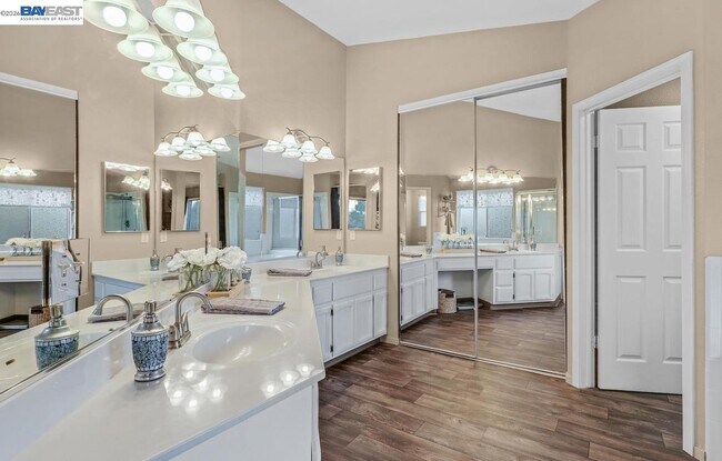 Building Photo - 828 Hollowbrook Dr