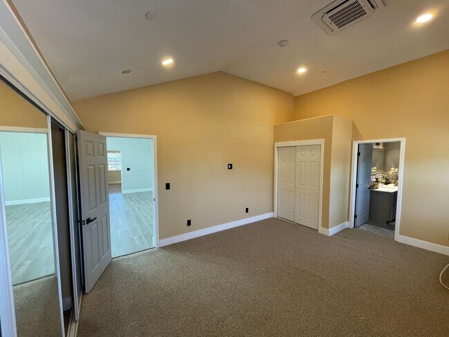 Building Photo - Magalia-2 bed 2 bath, second story duplex,...
