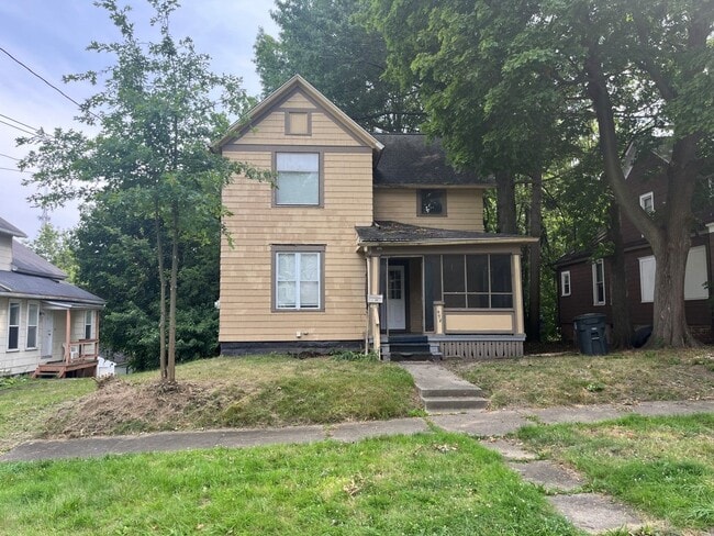 Building Photo - Spacious & Elegant 4-Bedroom Home with Exclusive Rent Discounts!