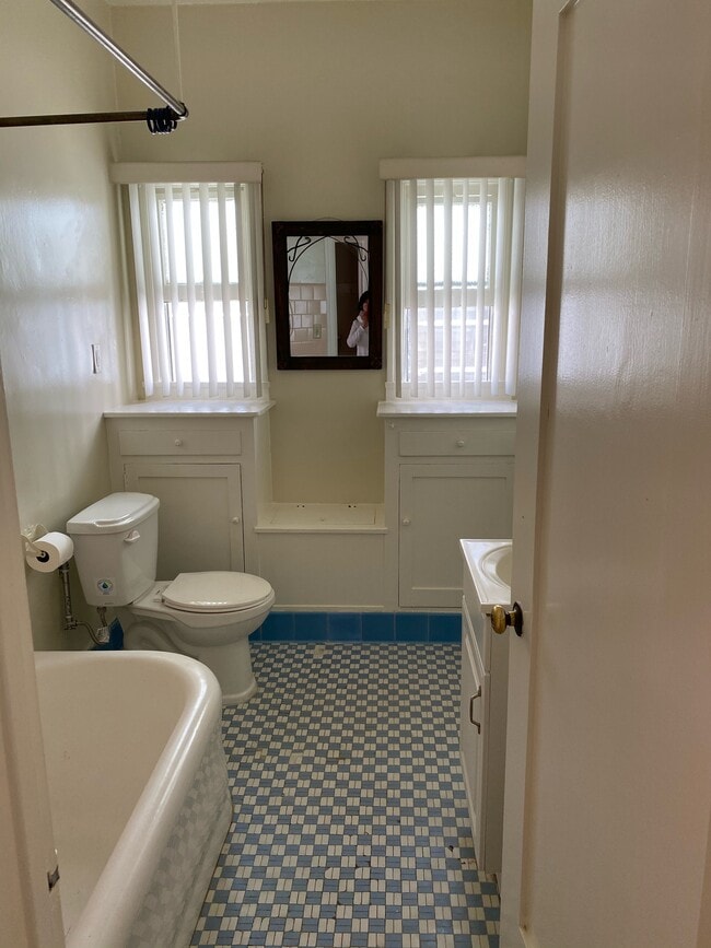 Bathroom - 1327 S Gramercy Pl