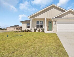Building Photo - 4 Bed 2 Bath
