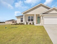 Building Photo - 4 Bed 2 Bath
