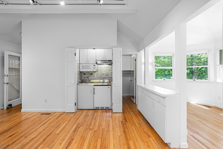 Kitchenette/walk-in closet in rear - 109 Murray St