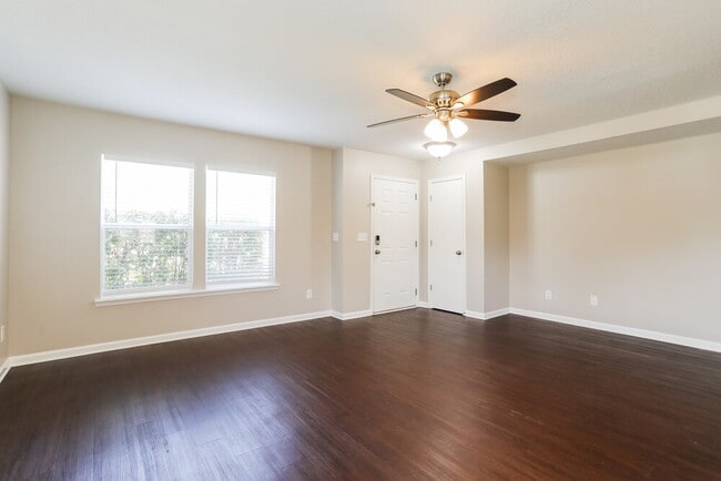 Building Photo - 1926 Old Moss Ln