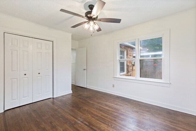 Building Photo - 1304 S Oswego Ave