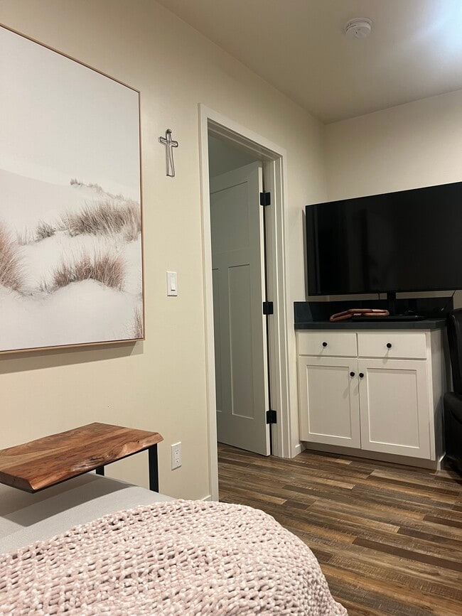 Building Photo - 1174 Ella St