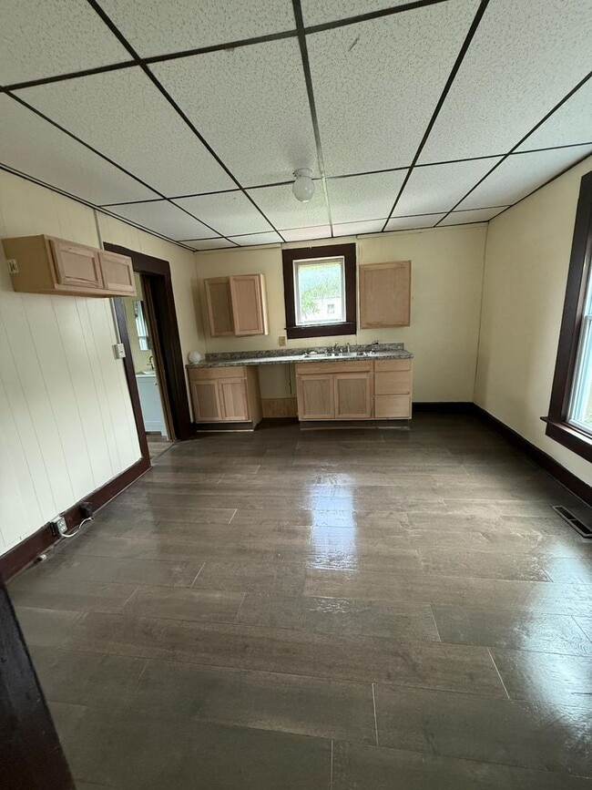Building Photo - 3 bedrooms 1.5 bath in peaceful and beauti...