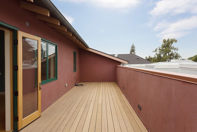 Building Photo - Available Unit In The Heart Of Elmwood!