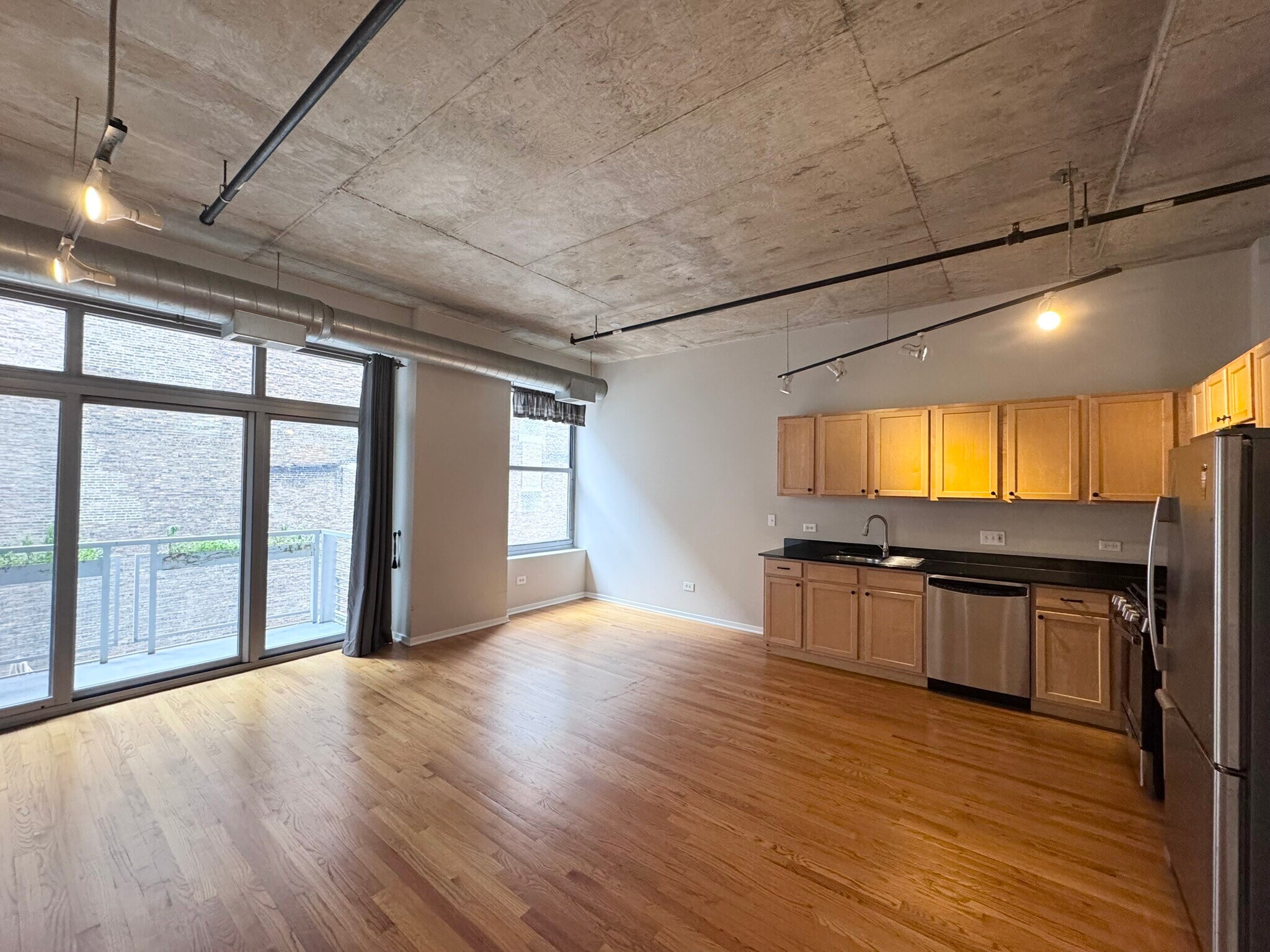 Building Photo - 933 W Van Buren St