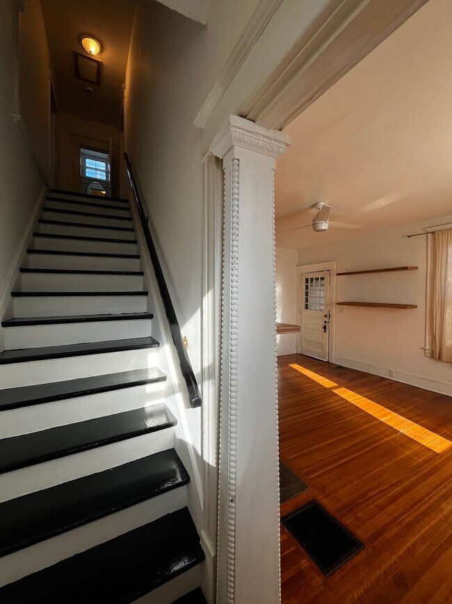 Building Photo - STUNNING BEECHMONT HOME WITH SOLAR PANELS ...
