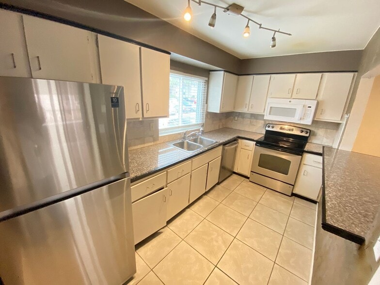 Building Photo - 584 Orange Dr