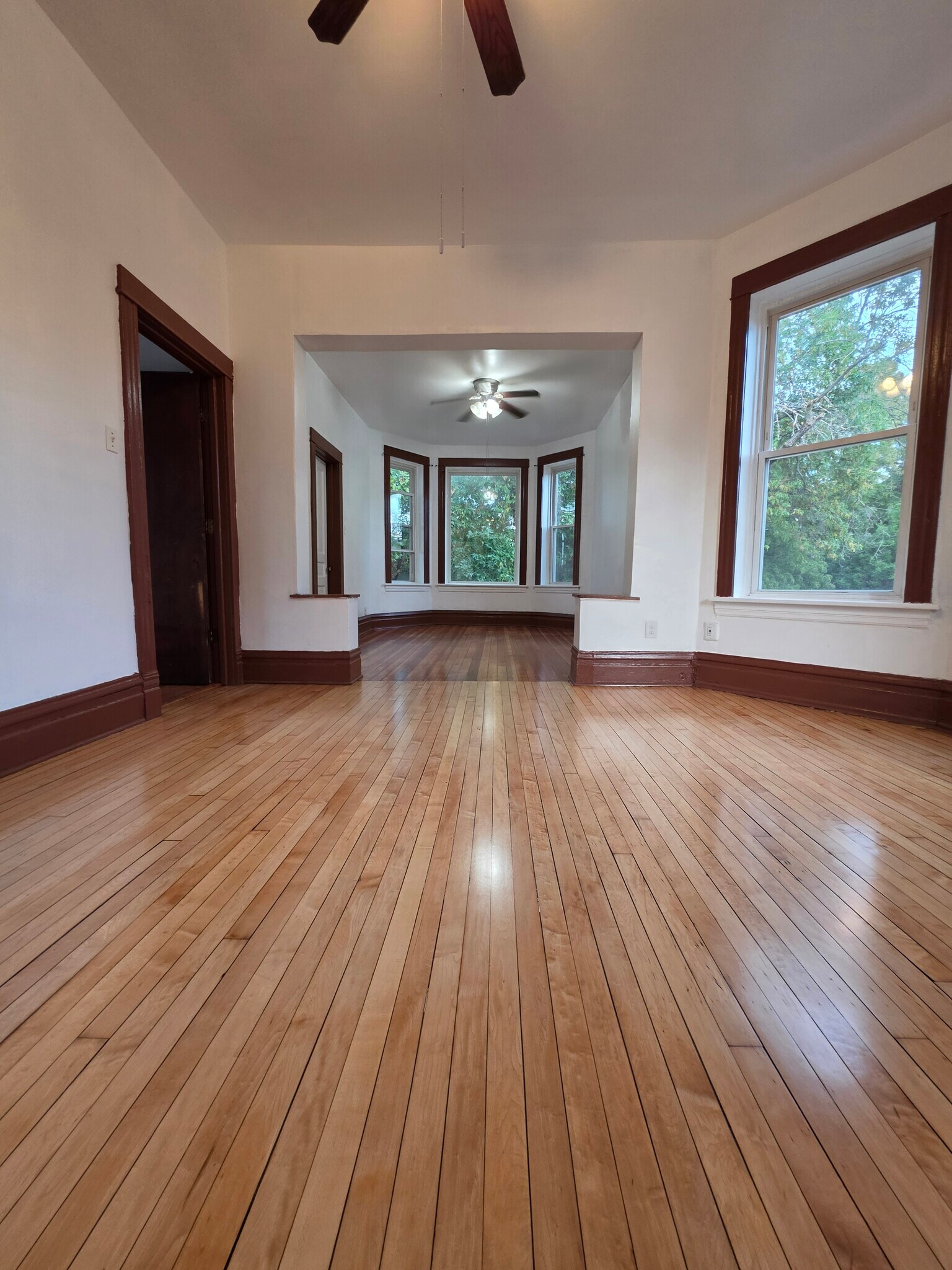 Building Photo - 1138 N Hamlin Ave