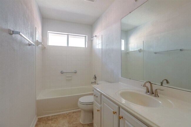 Building Photo - 131 Avonlea Dr