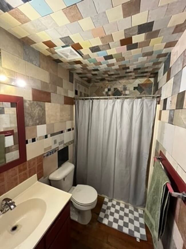 Building Photo - Charming 4 Bedroom 2 bath apartment near d...