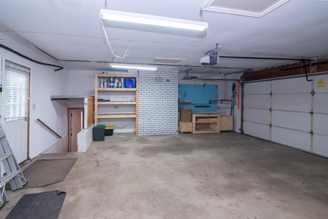 Building Photo - 40611 W 10 Mile Rd