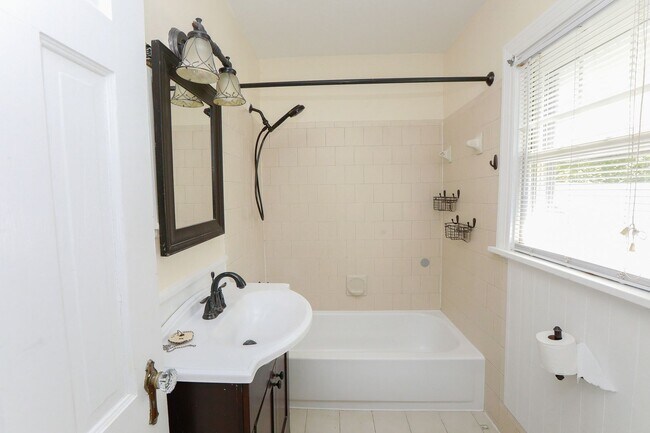 Building Photo - Cape Cod Rental Available in Norfolk!