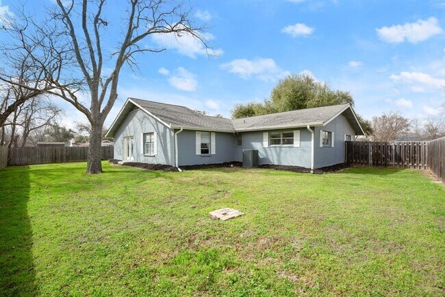 Building Photo - 611 Virginia Dr