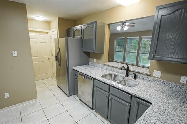 Building Photo - Newly Renovated 3 BR/2 Bath home on Suncrest Subdivision
