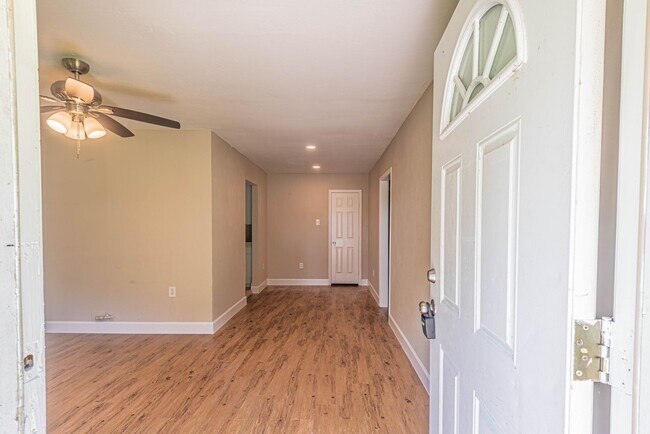 Building Photo - 128 N Washington St