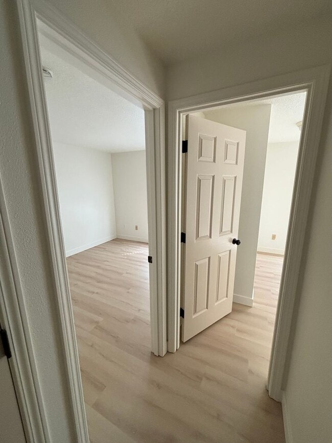 Building Photo - Freshly Updated Troutdale Gem with Enterta...