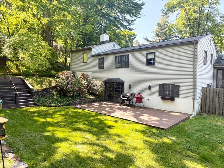 Building Photo - 15 Plymwood Dr