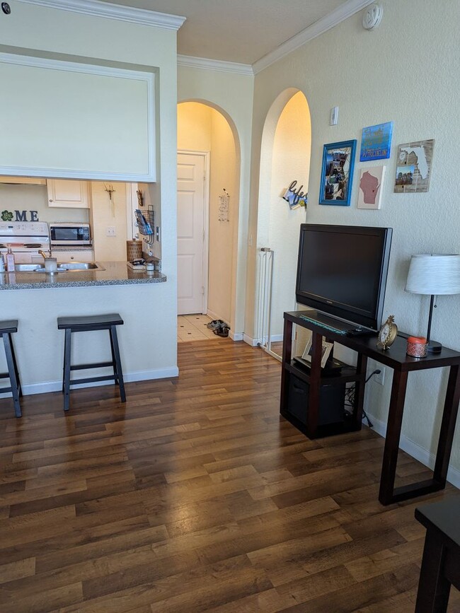 Building Photo - Available Now! 1 bedroom, 1 bath Condo in ...