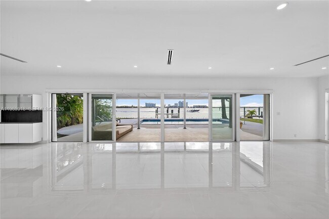 Building Photo - 1101 S Shore Dr