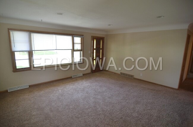 Building Photo - 3040 3rd Ave