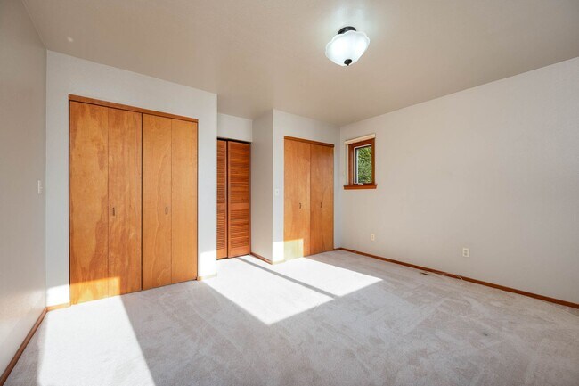 Building Photo - Beautiful home with views and in a gated c...