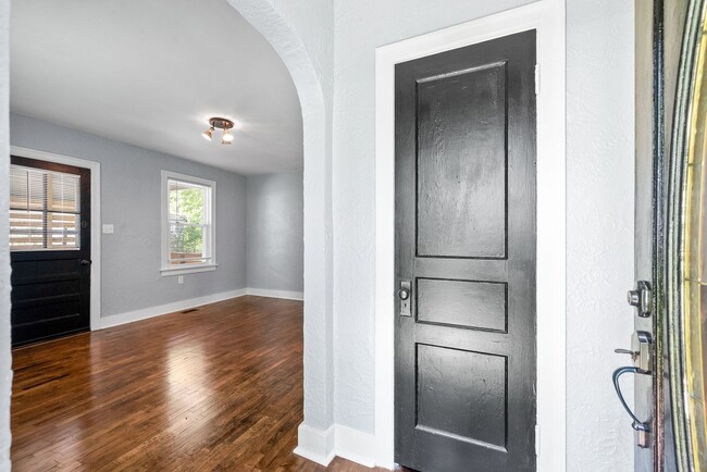 Building Photo - 2 Bedroom Home For Rent Near Madison Street!