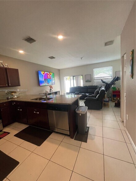 Building Photo - 9309 W 32nd Ln