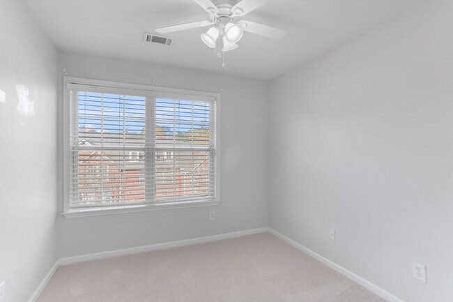 Building Photo - 1814 Dunrobin Dr SE