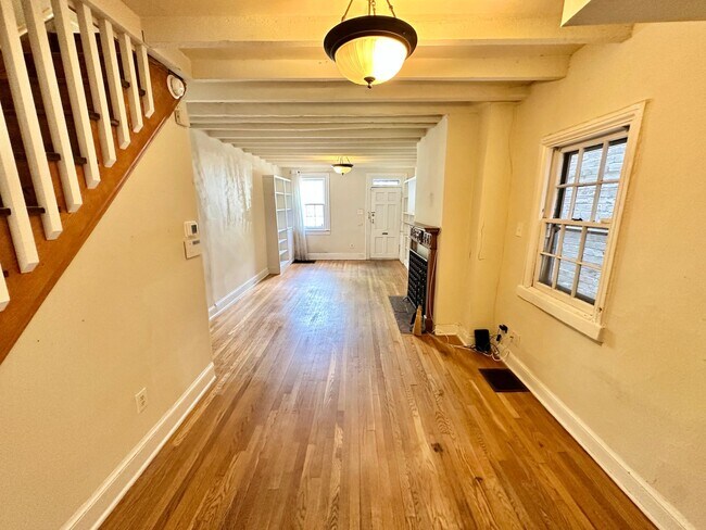 Building Photo - Glamorous Georgetown 2 Bedroom Historic Row Home with Patio