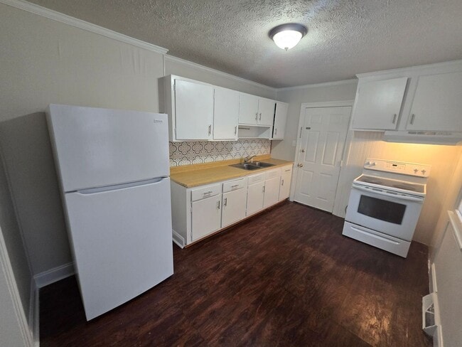 Building Photo - 3 bedroom house