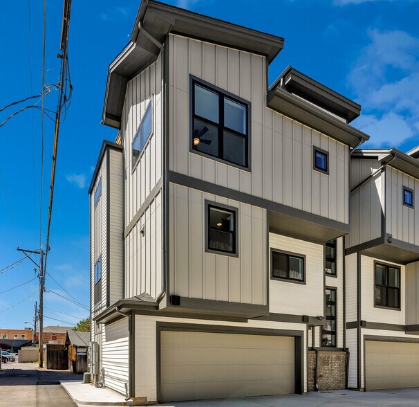 private garage, rooftop & patio - 5634 South Curtice Street