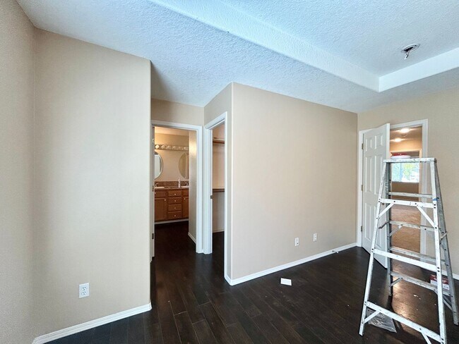 Building Photo - Spacious 4 Bed, 2.5 Bath House