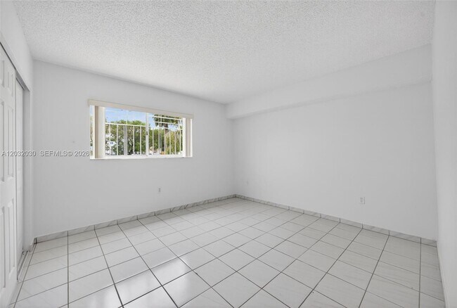 Building Photo - 800 SW 104th Ct