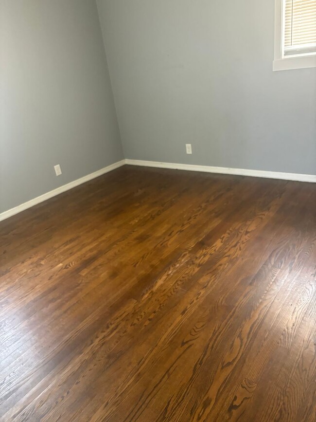 Building Photo - For Rent: 3 Bedroom, 1 Bath – Joliet, IL