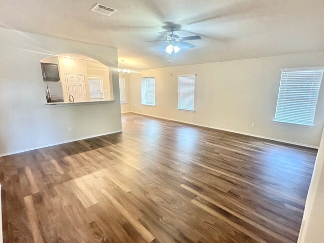 Building Photo - AVAILABLE NOW ! 1 WEEK FREE MOVE IN SPECIAL