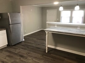 Building Photo - 605 N Adair Street Apt #4