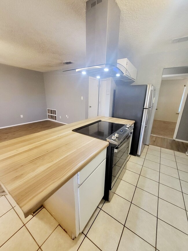 Building Photo - 4017 Eastridge Dr