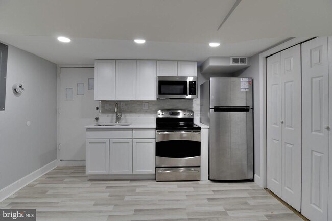 Building Photo - 8431 Willow Oak Rd