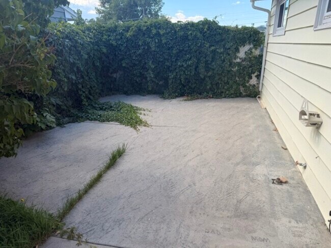 Building Photo - 2635 Desmet Dr