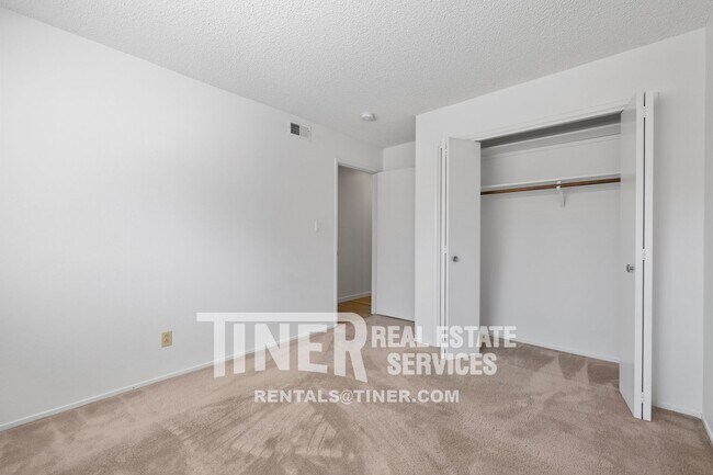 Building Photo - 4935 Kurz Cir