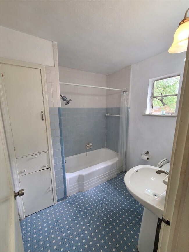 Building Photo - 1434 Lawson St