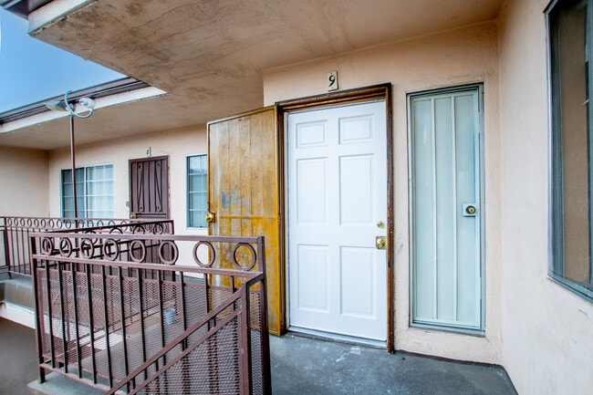 Building Photo - 10520 S Figueroa St