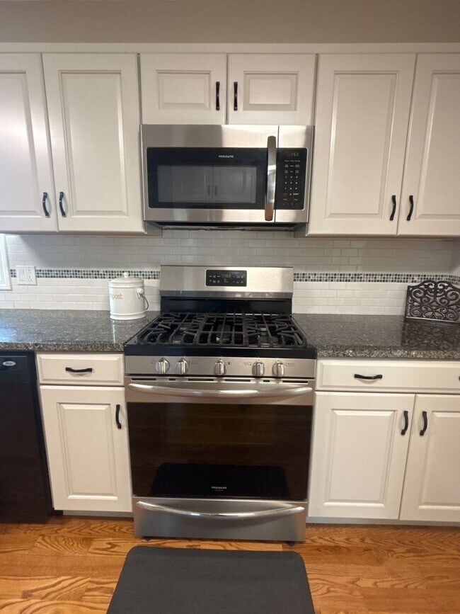 Building Photo - Beautiful 4-Bedroom/2.5 Bath Single-Family Home in Great Neighborhood in Johnson City, TN, with d...