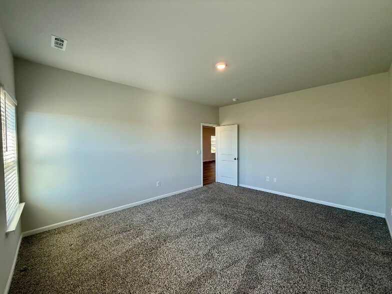 Building Photo - 160 High Leaf Dr