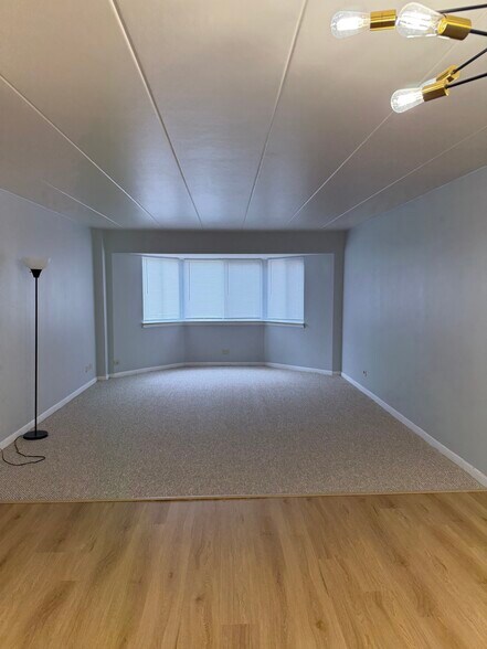 Living room - 300 S Roselle Rd