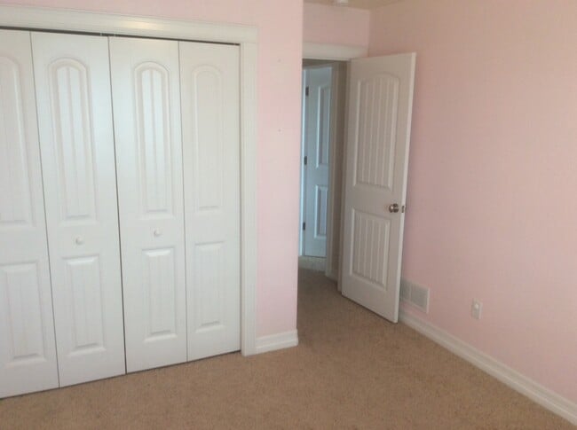 Building Photo - 5 BEDROOM, 4 BATHROOM TOWNHOUSE WITH 2 CAR...